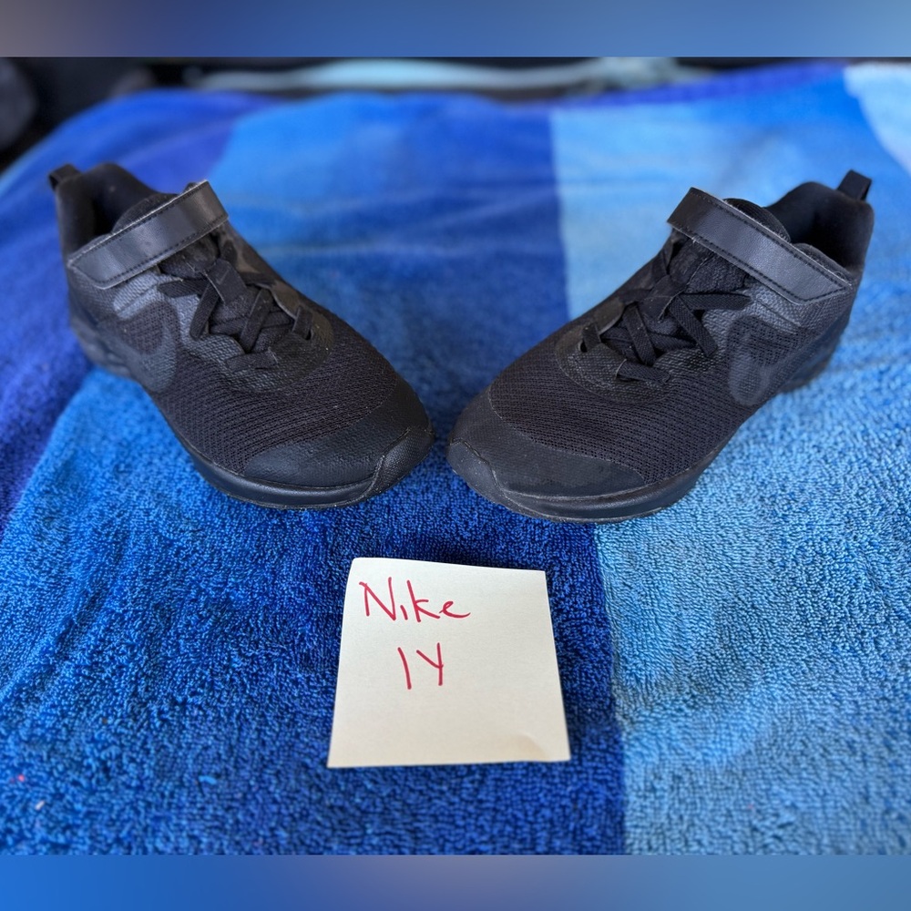 Nike Kids Black Sneakers Slip on Shoes with Velcro closure size 1Y